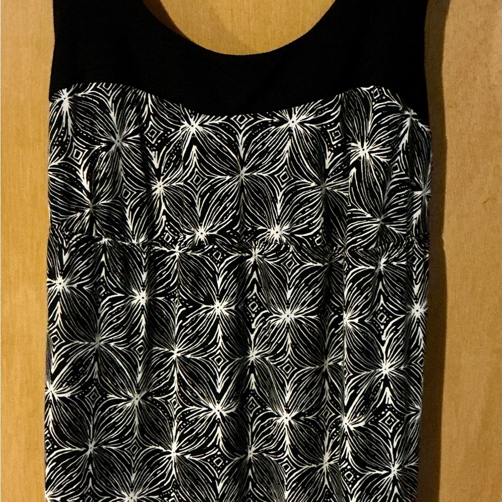 Black and White Patterned Sleeveless Blouse